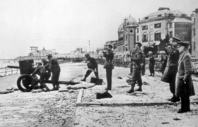 Field gun crew, Eastern end of Bognor Esplanade 1940