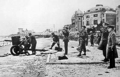 Field gun crew, Eastern end of Bognor Esplanade 1940 Field gun crew, Eastern end of Bognor Esplanade 1940