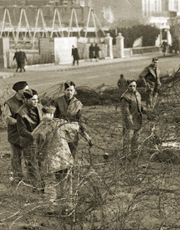 Soldiers place barbed wire along Marine Parade, Worthing c1940